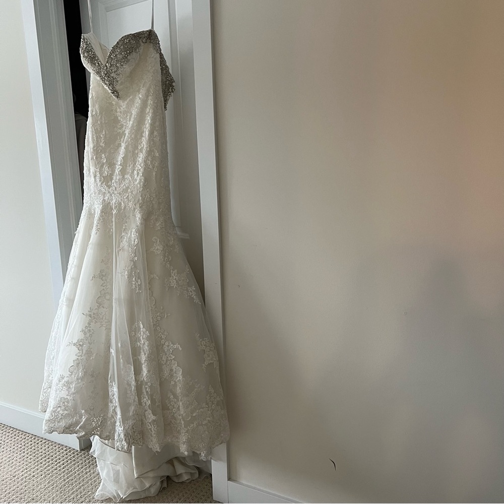 Stunning sweetheart neckline strapless lace appliqué wedding dress size 8